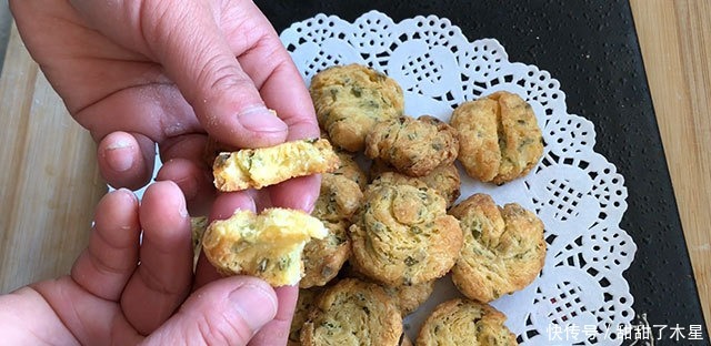 爱吃零食的快收藏,教你做香葱咸酥饼,简单易上手,酥脆又咸香
