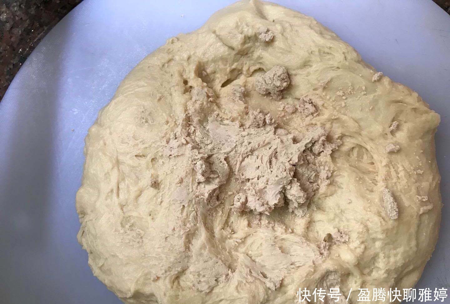 筋度|做面包时,不用烤箱,多加一步就能快速揉出膜,蒸好的面包松软拉