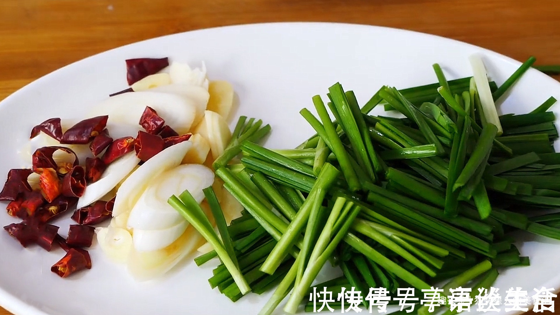 凉拌菜|2张豆腐皮,1把粉条,入锅加水一煮,鲜香味美,出锅连汤汁都不剩