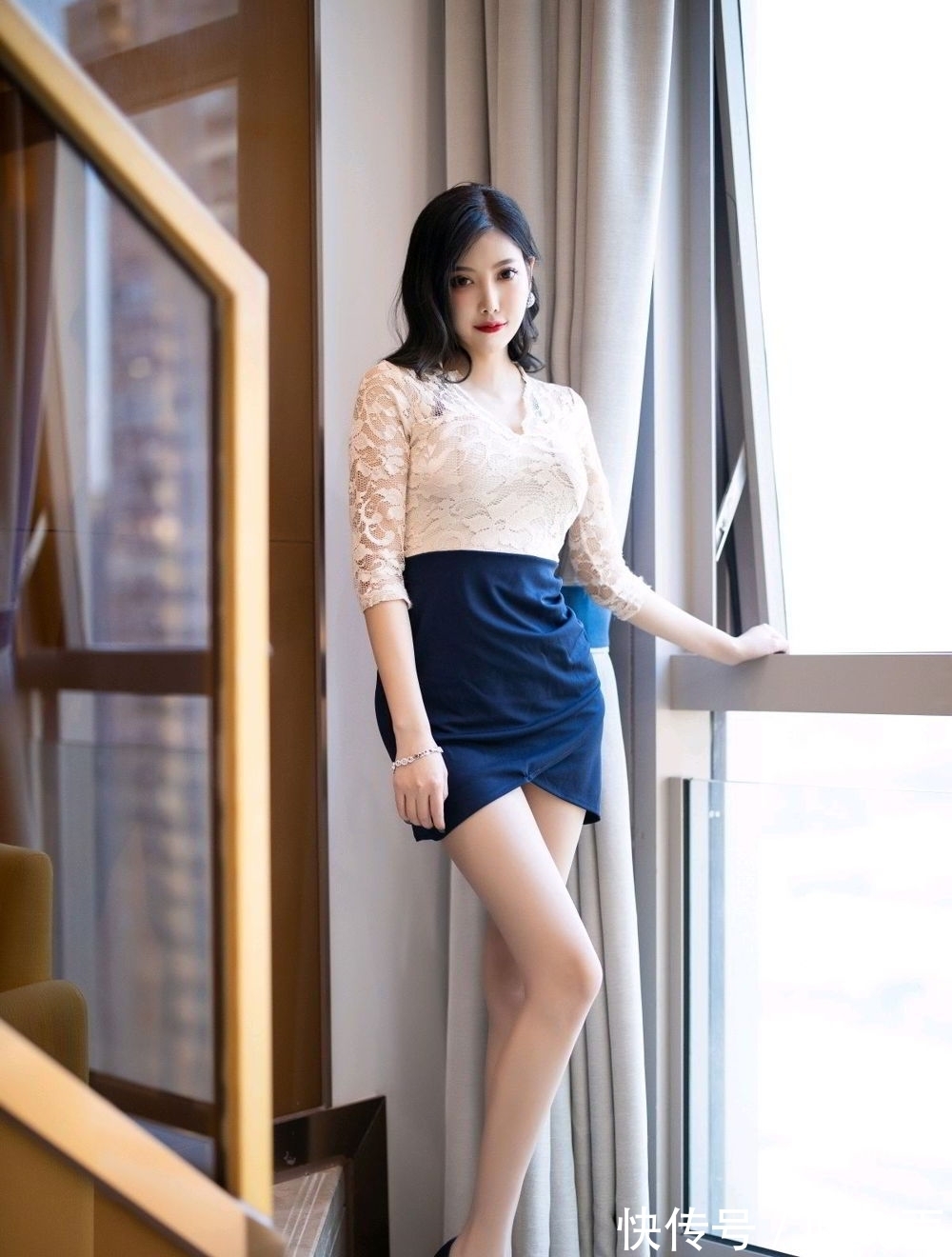 美女 都市丽人美女制服配高跟鞋,既显身材又显气质,太有魅力了