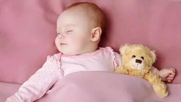 宝妈|宝宝睡觉时现几个信号，暗示要开始用枕头，及时满足对娃脊柱好
