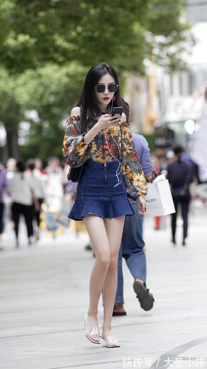 时尚|美女街拍:碎花一字肩,时尚和“土气”的结合体,爱了爱了