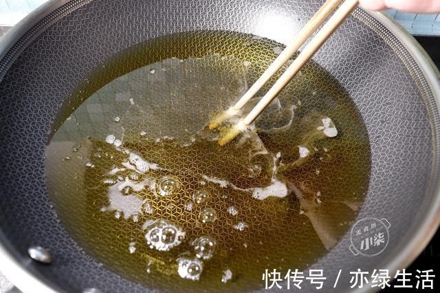葱油饼|葱油饼的正确做法，不揉面不擀面，蓬松不油腻，比油条简单还好吃