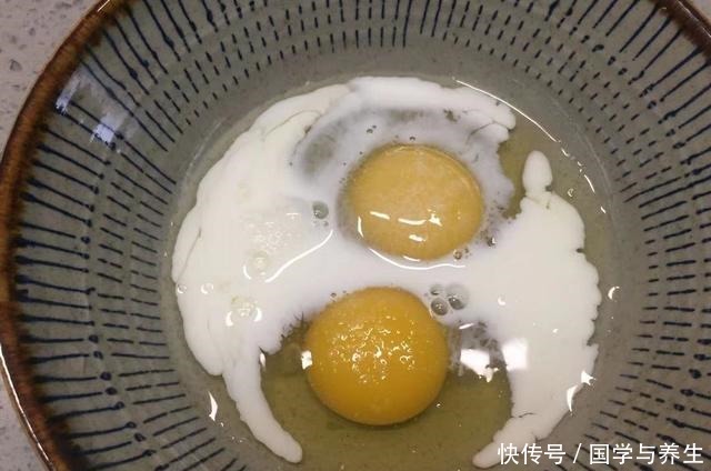 我常用鸡蛋给孩子做这早餐，咸香松软，补充营养，5分钟就搞定