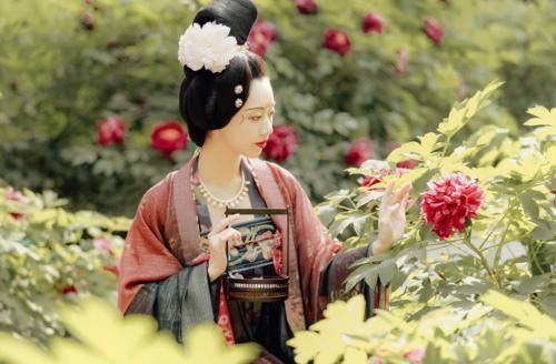 小姐姐$本以为唐制汉服够美了,直到看见“贵妃风”,才知道什么是精致