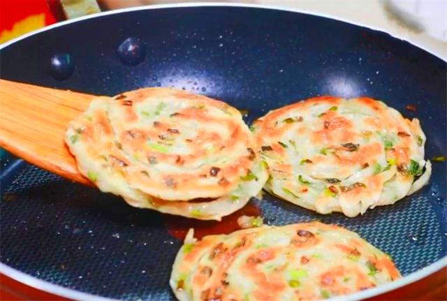 油饼|饺子皮别只会包饺子,试试这种做法,层层松软,出锅后比饺子还香