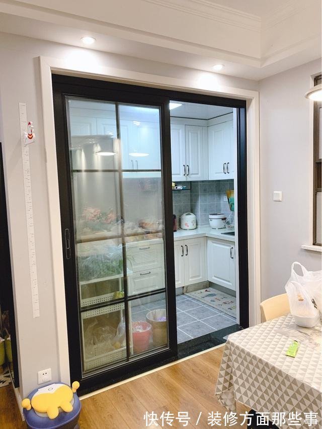 北欧风|93平北欧风三居室,卫生间干湿分区,卫生间墙上花片是点睛之笔