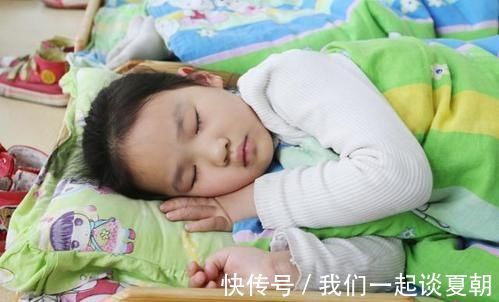 午睡|老师将一孩子午睡发群里,家长群一下炸了,亲妈认领:我家娃没错