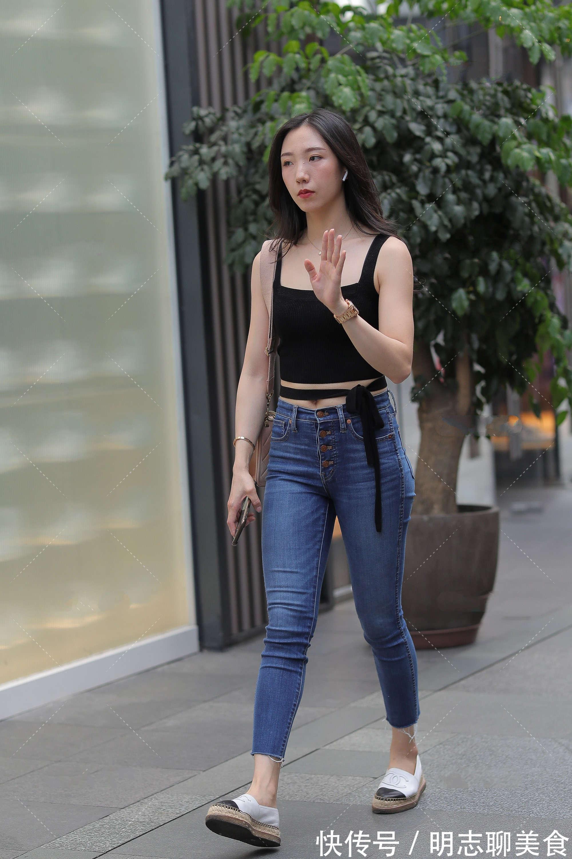 背心 直筒小脚裤搭配小款背心, 凸显气质, 变身时髦达人