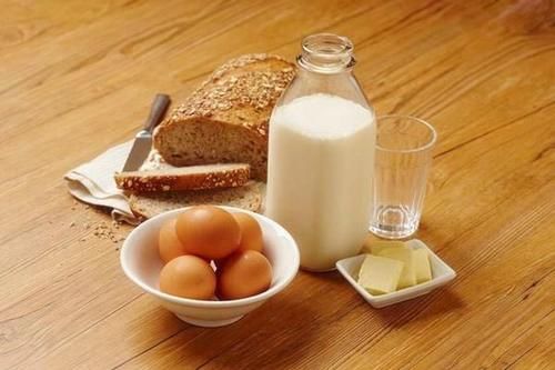 当你身体出现“5种”表现，或许说明身体缺乏蛋白质，要及时补充