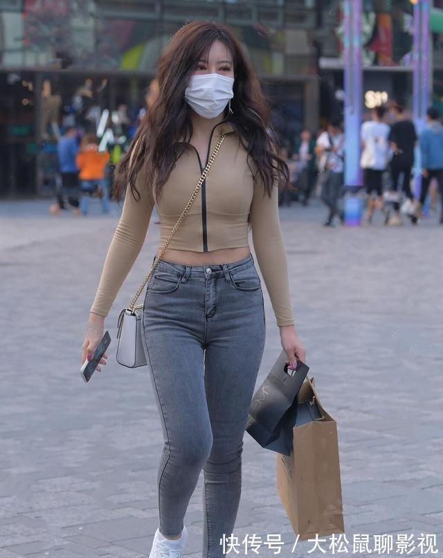 开叉裙 气质长裙尽显优雅体态,薄薄的一身蓝色连衣裙搭配,轻盈自然迷人