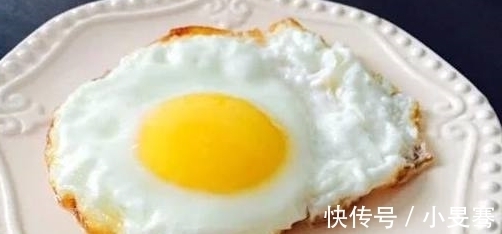 鸡蛋|荷包蛋总是煎不好？教你一招，煎出来的鸡蛋又圆又嫩，还不粘锅！