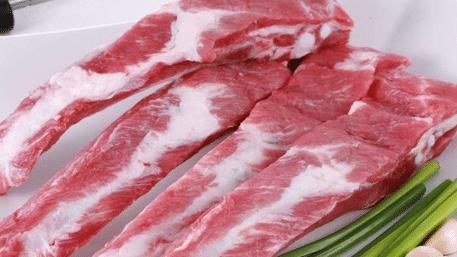 买排骨时,肋排、大排、小排哪个好?肉贩教你一招,买对不浪费!