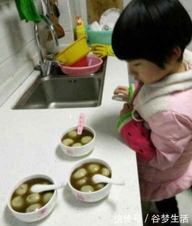 一时气|宁可饿着孩子,也别在睡前吃4样食物,脾胃伤了,积食还长不高