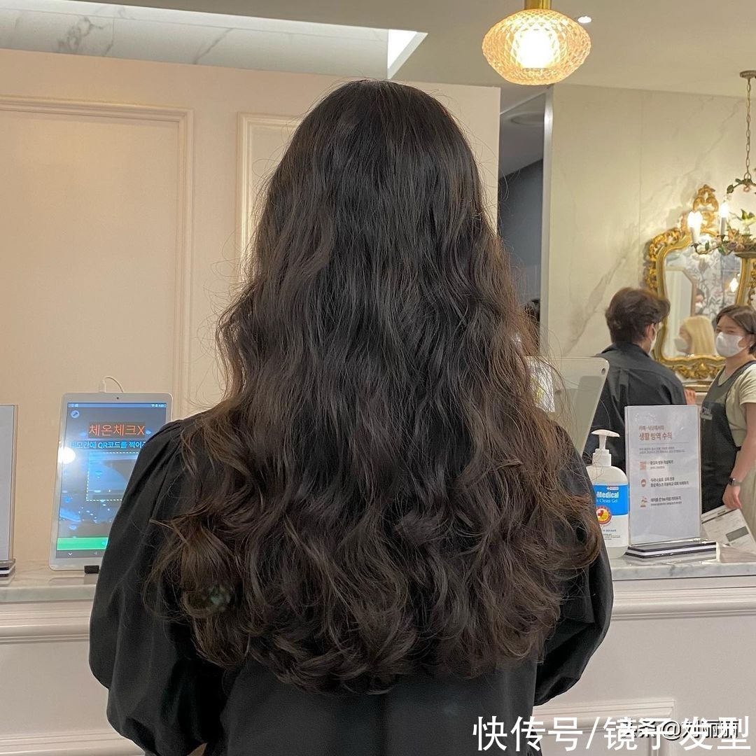 全头 今年年底发型怎么剪？全头卷齐刘海狼尾发都不错，精选15款任你挑