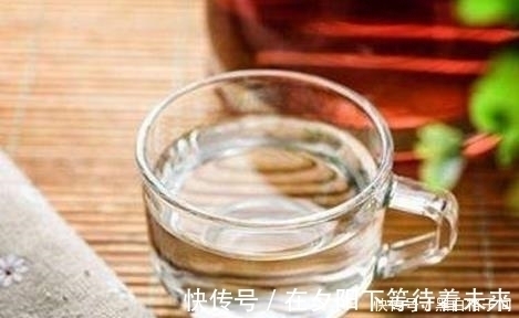 喝水|高血压的朋友在喝水上应牢记这两点,身体才会变的健康!