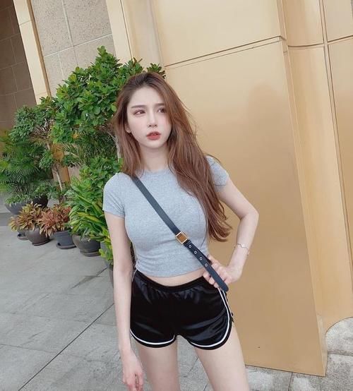 潮范|潮范十足的小姐姐，精致的脸庞太性感，轻松穿出迷人女人味