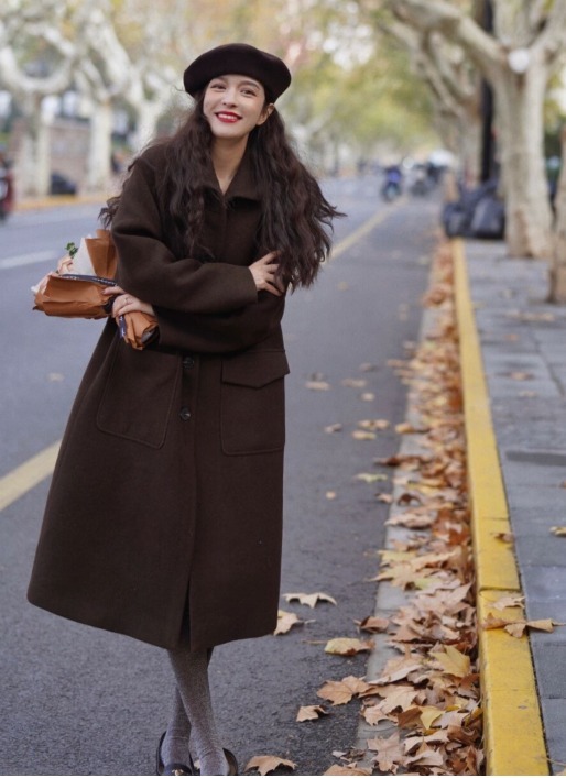 修饰|冬季该如何穿?经典大衣搭配半身裙或长裤高级感满满,简约大气