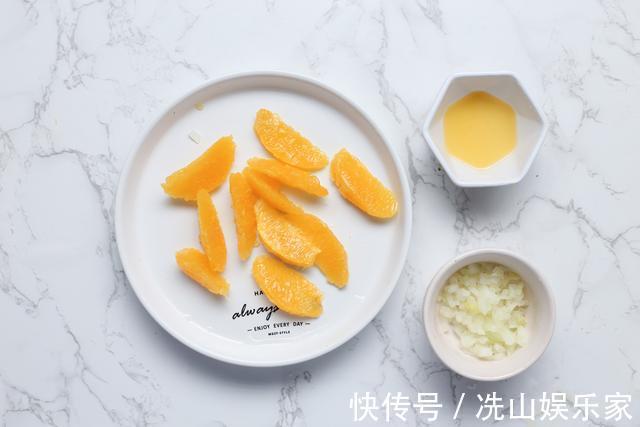 鸡胸肉又老又柴吃不下试试这样做,鸡胸肉鲜嫩多汁,成抢手货