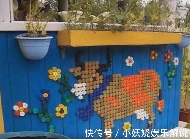 院子刚打完水泥，把攒了2麻袋的瓶盖一个一个嵌入地面，漂亮防滑