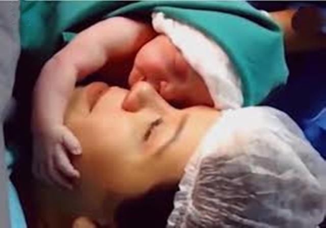 妈妈们|顺产分娩时,胎宝宝是自己爬出来的还是妈妈挤出来的?真相暖心