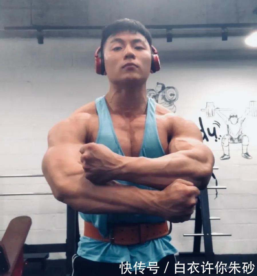 小哥|寸头肌肉小哥,公狗腰猛男腿,能亲吻自己的胸肌,是不是你的菜