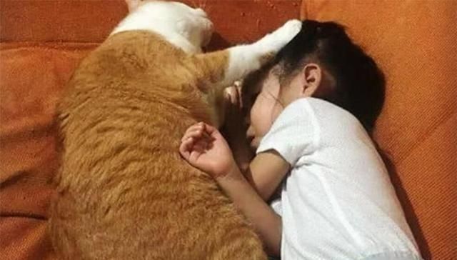 内心|心理专家坦言孩子睡觉爱用这“姿势”,内心很孤单,家长要重视