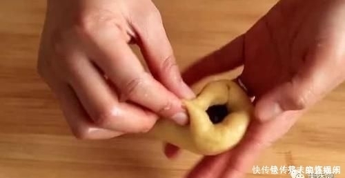 1碗面粉,4个鸡蛋,不用蒸不油炸,外酥里嫩,小孩抢着吃