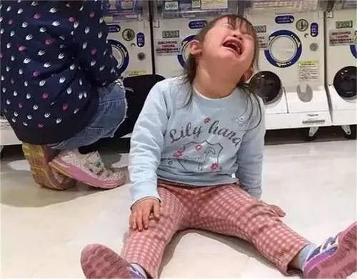 家长|“我不买了,妈妈别打了”,6岁女儿跪地求饶,失控的家长多可怕?