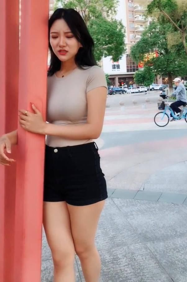  小姐姐|历久弥新的热裤穿搭，都市美女穿出新鲜美