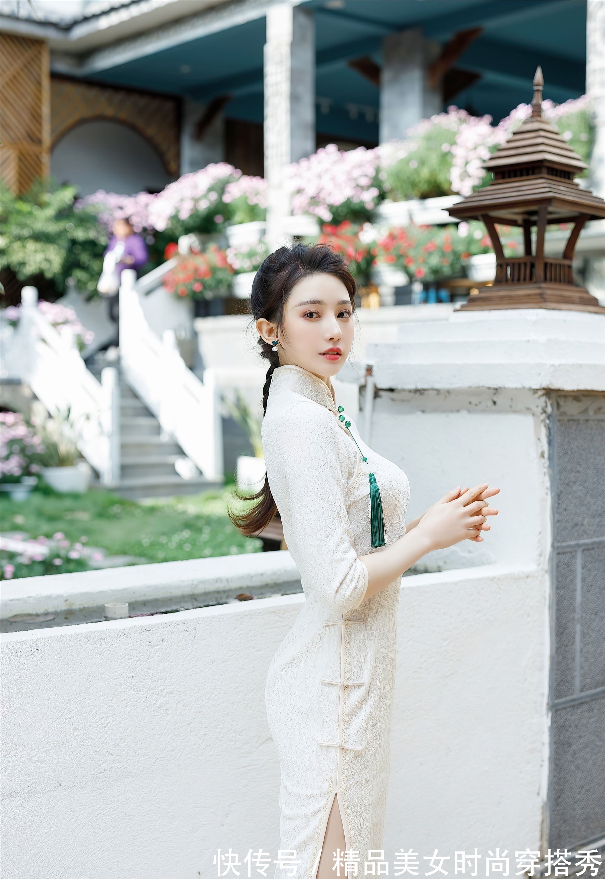 小姐姐|小姐姐身穿米白色钩花的蕾丝旗袍,充满着优雅的东方气息!