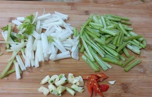 茼蒿茎|它含天然“安眠药”,养心安神护脑,改善睡眠,和肉一起炒,下饭