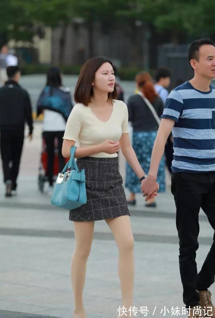 街拍 街拍:打扮简单大方的性感美少妇,优雅的气质男子好福气!