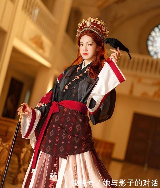 口红$十里穿汉服扮“红桃皇后”,网友让你模仿,没让你超越!