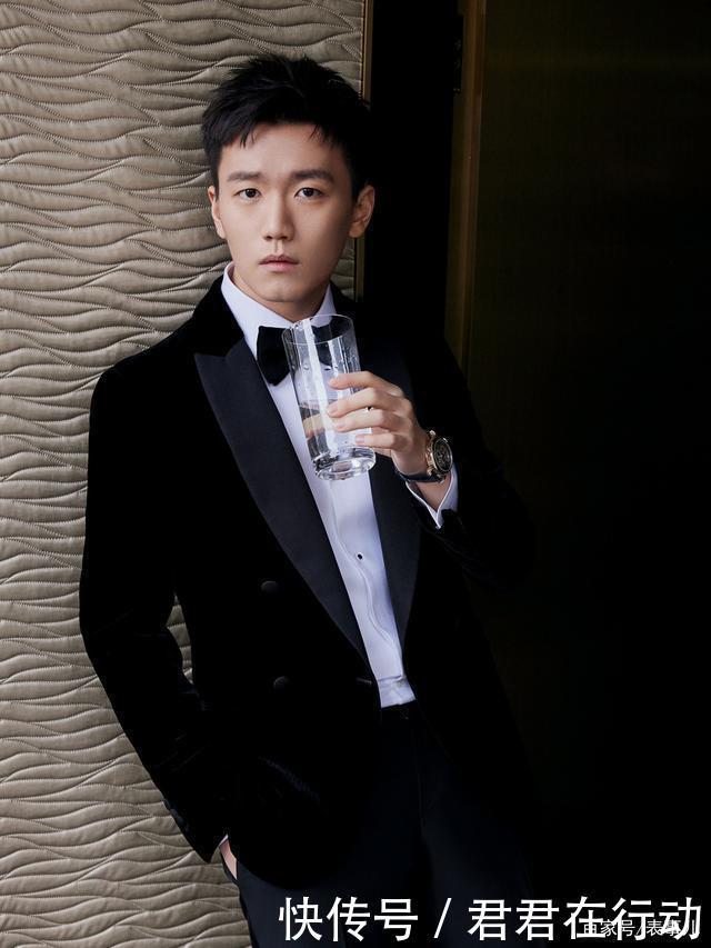 张康阳戴了什么表400万的百达翡丽,而且是镂空三问万年历!