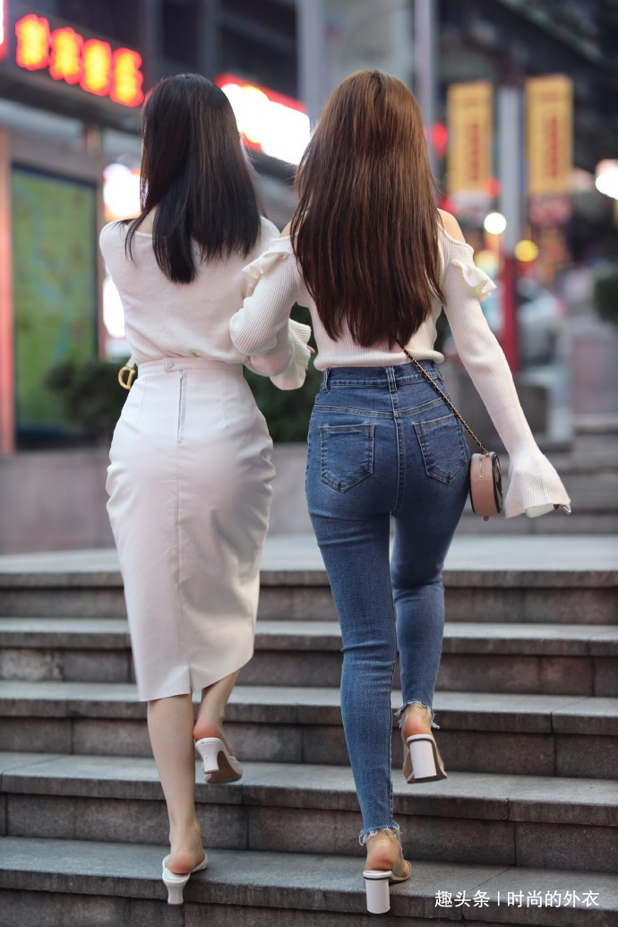 利落得体 和闺蜜选择不同的装扮，才会被赋予专属的时尚美，大方又显气质