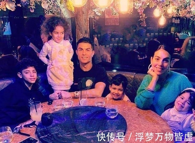 无人知晓|乔治娜怀的是龙凤胎!C罗又一次梅开二度,6个孩子3个妈,太罕见