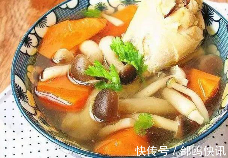 猪肚排骨煲|美食看看蘑菇胡萝卜汤、五香素鸡、猪肚排骨煲、蛋黄焗苦瓜