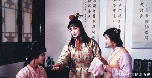 卑贱|孤儿寡母,出生卑贱,宝钗凭啥稳坐宝二奶奶位置? 她身边有何高人