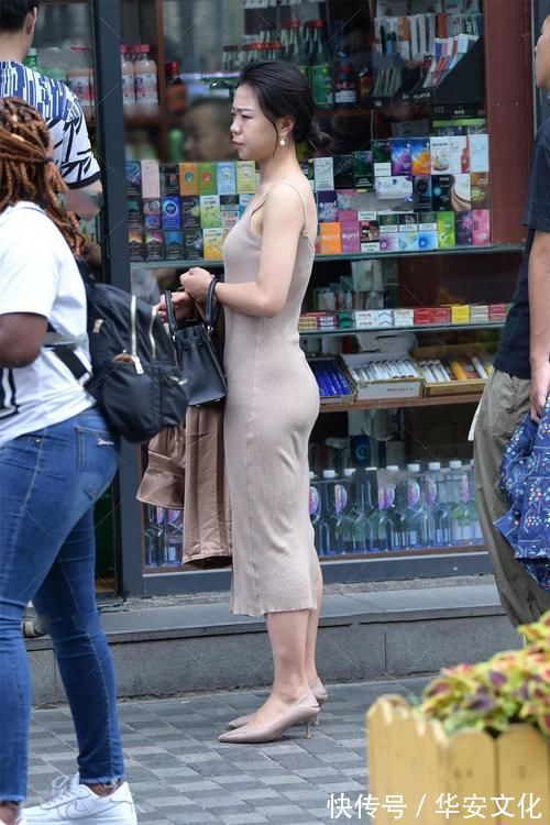 高跟鞋|裙子穿着很有气质,卡其色的连衣裙穿上很温柔