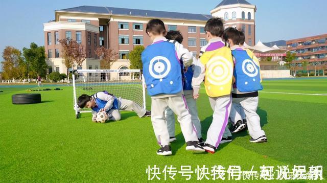 芳芳|“年收入15万儿子托费10万”,有钱人的圈子玩不起,也别硬挤