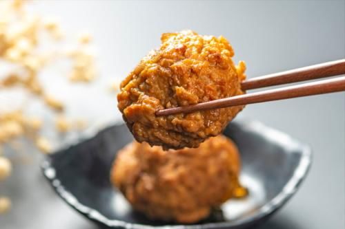 丸子外酥|炸肉丸，别只会放面粉了，多放这3样，丸子外酥里软，凉了也不硬