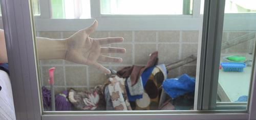  玻璃|不管玻璃有多脏，试试这个小技巧，不用一滴水，干净透亮还不留灰