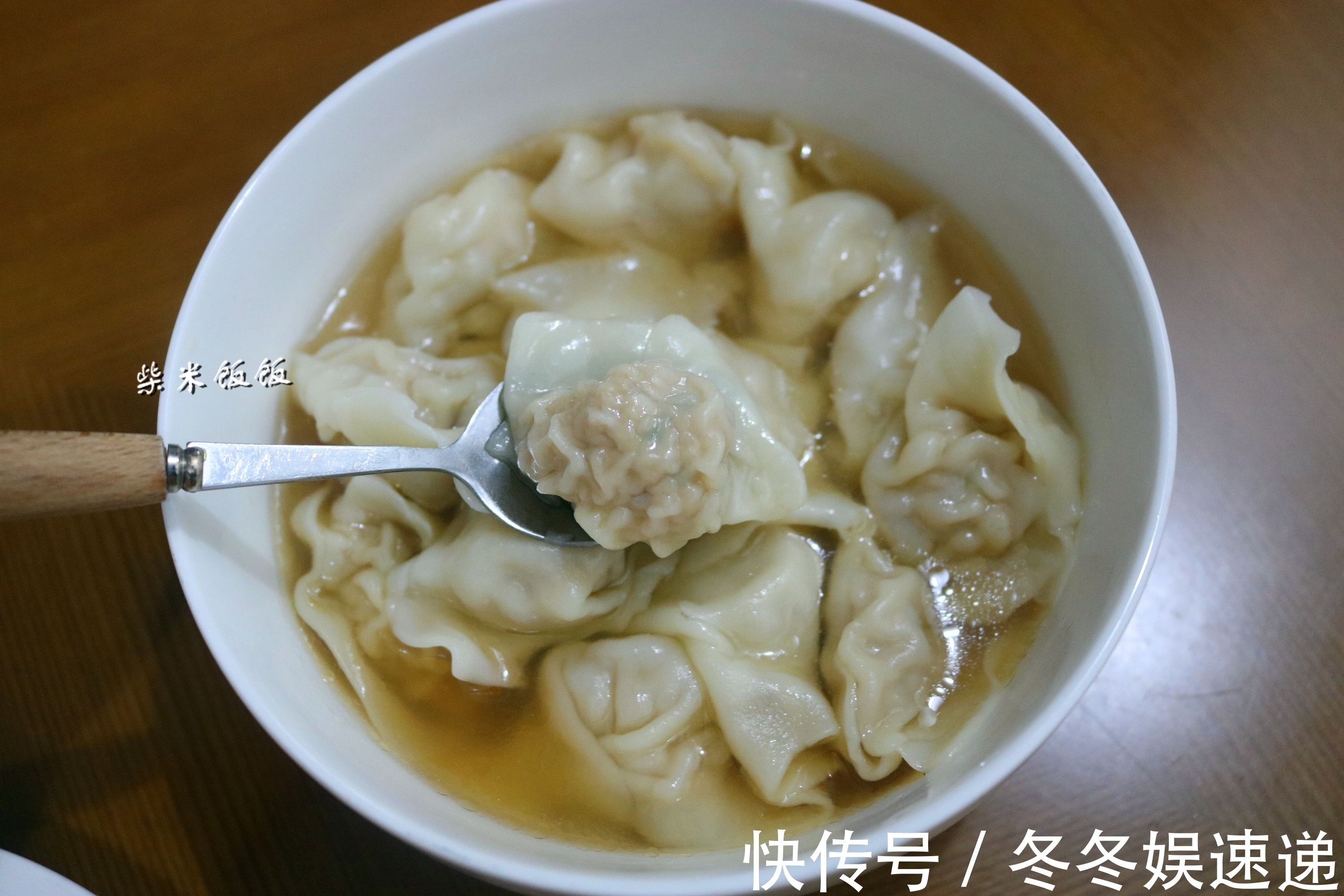 我家包馄饨,从不买馄饨皮!晒出馄饨皮做法,网友太简单了