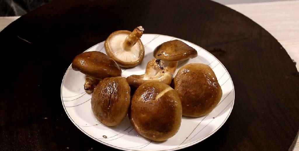 肥厚|买香菇时，挑大的还是小的好？老菜农：牢记这5点，就不会买错了