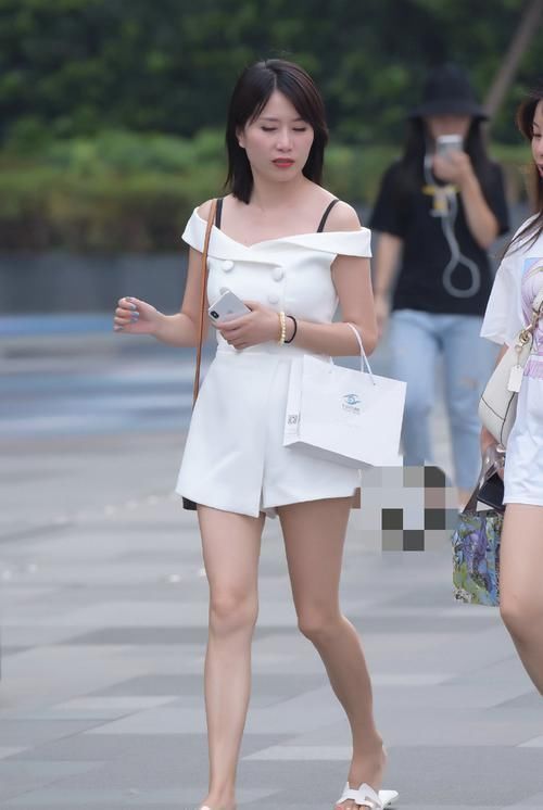 成熟端庄大姐姐,散发着令人无法抗拒的迷人气息