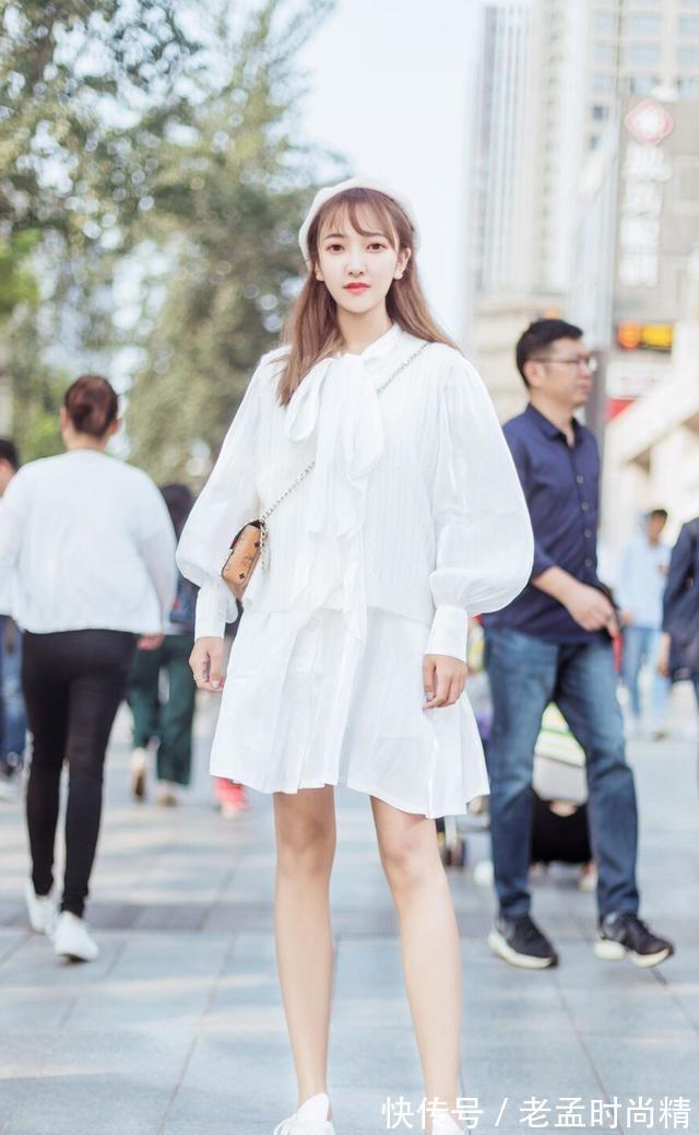 半身裙|街拍:连衣裙打扮让你眼前一亮,精心的设计尽显慵懒风,摩登范十足