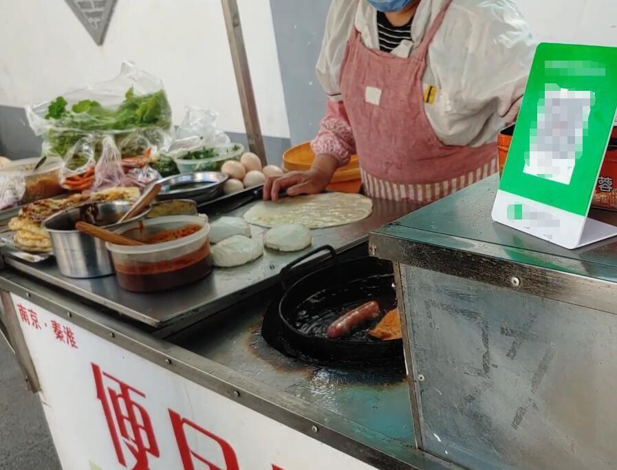 大妈摆摊做鸡蛋饼，配菜只有三样，食客好吃到差点把舌头给吞了