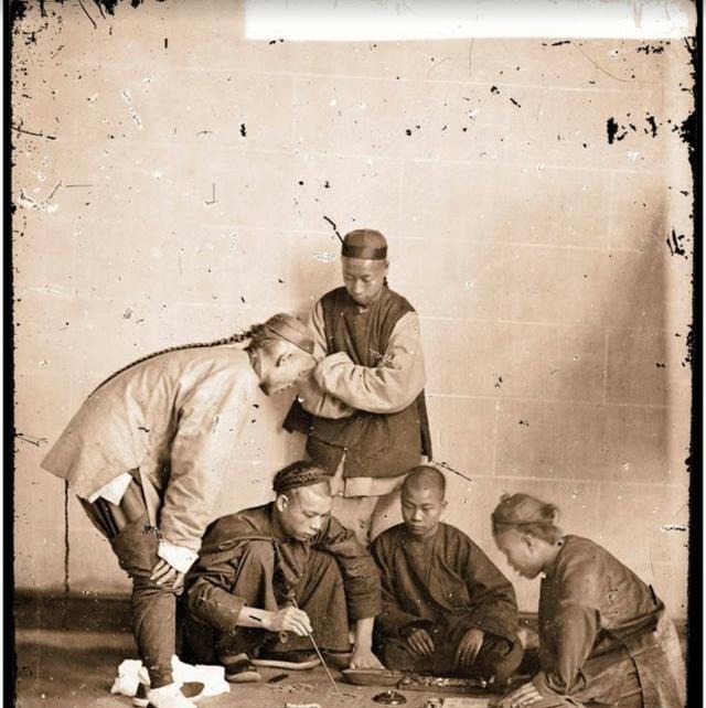 洋车|清末老照片,摊贩在街头叫卖糊口谋生,华衣女子去相馆坐洋车摆拍