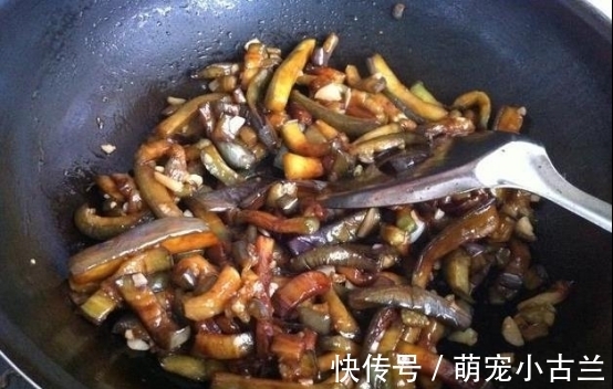 炒茄子时,先放油就错了!饭店师傅:茄子不油腻不黑,有好方法!